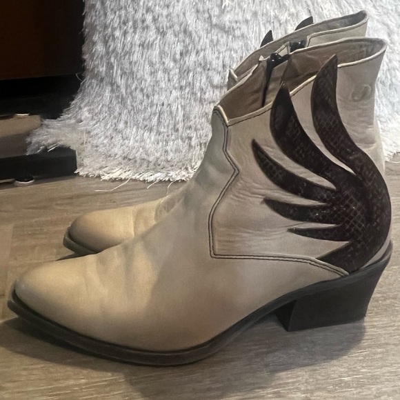 casta Shoes - Casta Low Ivory Winged Western Cowboy Boots - Size EU 38 / US 7